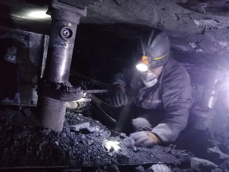 Подземный рабочий участок технологии выемки на сверхтонких пластах с использованием усовершенствованного общепринятого метода