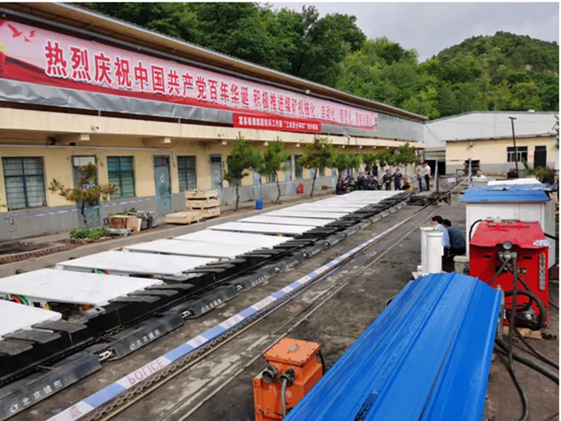 Первая в стране комплектная электрогидравлическая управляемая крепь для механизированной выемки на сверхтонких пластах доставлена на шахту для совместной наладки и испытаний.